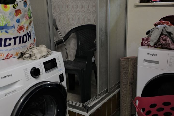 Manuel Martinez installed a chair in his shower because of his disability, and for lack of an adapted bathroom. & Nbsp; (VALENTINE PASQUESOONE / FRANCEINFO) 