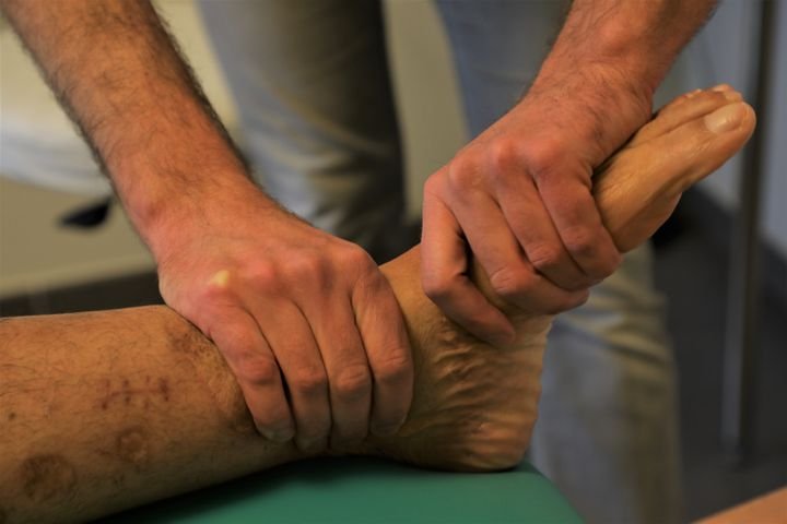 The physiotherapist Xavier Brocorens massages the foot of his patient Manuel Martinez, survivor of the Brussels attacks in 2016, on March 18, 2021 in Buggenhout (Belgium). & Nbsp; (VALENTINE PASQUESOONE / FRANCEINFO) 