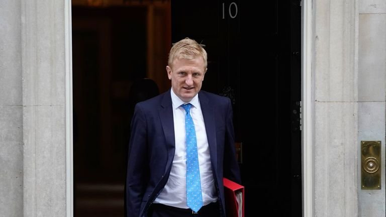 British Culture Secretary Oliver Dowden departs from 10 Downing Street in central London on October 7, 2020. - Britain has suffered the worst death toll in Europe from the novel coronavirus outbreak COVID-19, with more than 42,000 confirmed deaths.  (Photo by Niklas HALLE & # 39; N / AFP) (Photo by NIKLAS HALLE & # 39; N / AFP via Getty Images)