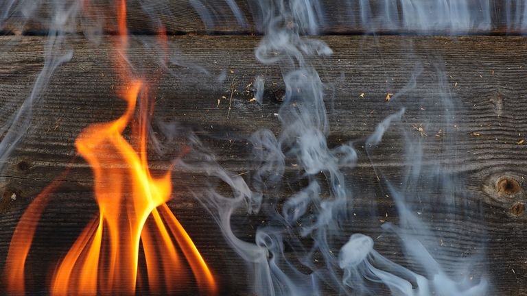 Burning damp wood would be responsible for air pollution with PM2.5, a harmful particulate matter