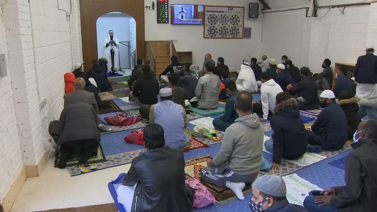 Habituellement, environ 400 personnes s'asseyaient ensemble et priaient pour la prière de l'Aïd du matin, mais aujourd'hui, seules 120 personnes étaient autorisées à entrer. 