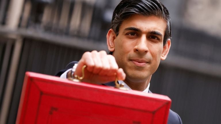 HEALTH-CORONAVIRUS / BRITAIN-BUDGET British Chancellor of the Exchequer Sunak presents budget box in London British Chancellor of the Exchequer Rishi Sunak holds budget box outside Downing Street in London, Britain on 3 March 2021.  REUTERS / John Sibley TPX IMAGES OF THE DAY