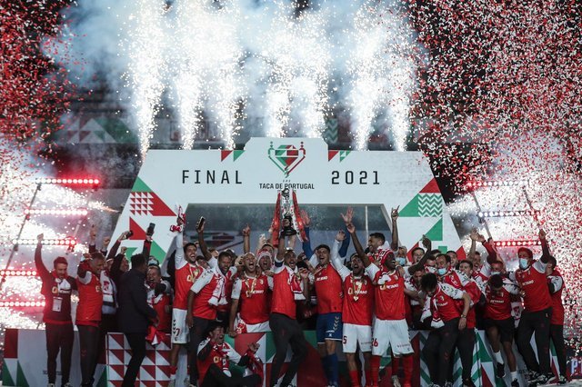 SC Braga players celebrate the victory of the final football match of the 