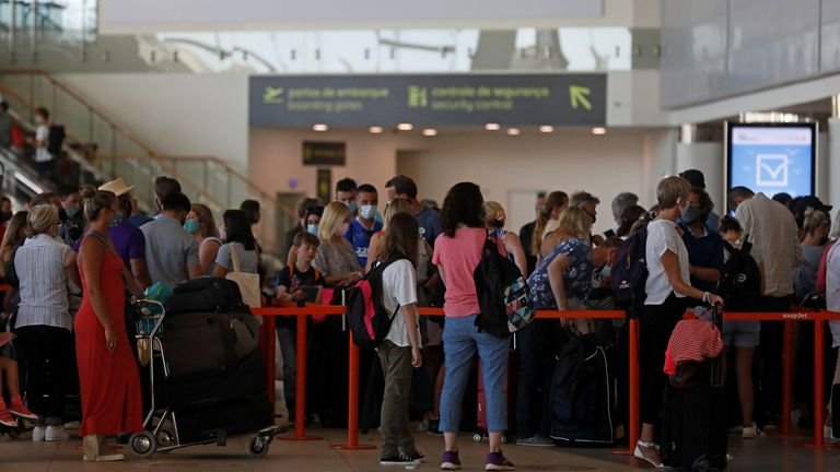 People line up at Faro Airport amid the coronavirus disease (COVID-19) pandemic, in Faro, Portugal on June 6, 2021. REUTERS / Pedro Nunes