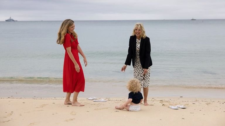 Carrie and Wilfred Johnson on the beach with Jill Biden.  Photo: Flickr / Simon Dawson / No 10 Downing Street