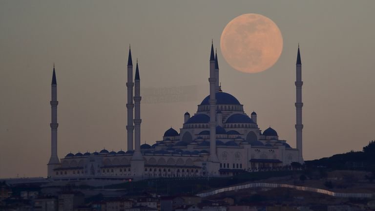 The full moon, also known as the Supermoon, rises above the Camlica Mosque in Istanbul, Turkey on April 26, 2021. REUTERS / Murad Sezer