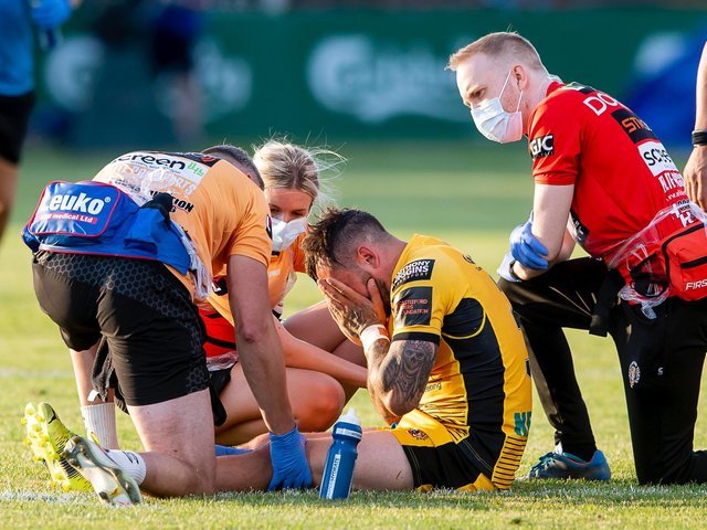 Castleford Tigers' Gaz O'Brien suffers a knee injury.  (ALLAN MCKENZIE / SWPIX)