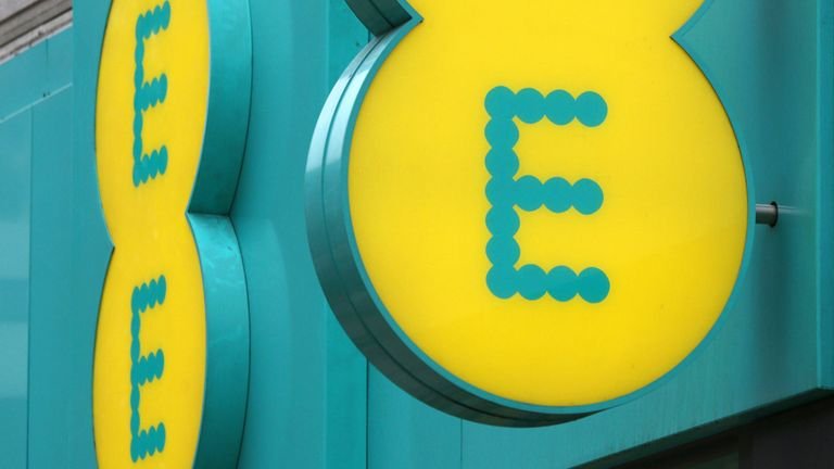 An EE phone store on Oxford Street in central London.  29/5/2018