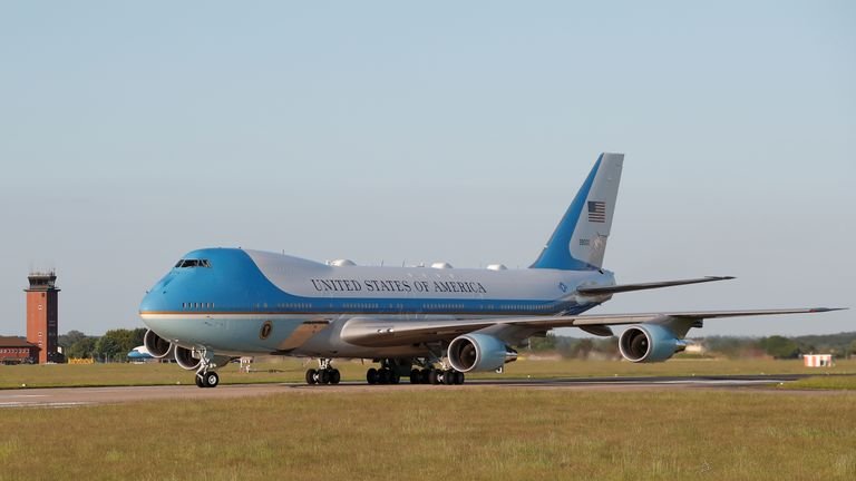 Air Force One carrying US President Joe Biden lands at RAF (Royal Air Force) Mildenhall as he arrives ahead of the G7 summit, near Mildenhall, Suffolk, Great Britain on June 9, 2021. REUTERS / Andrew Boyers