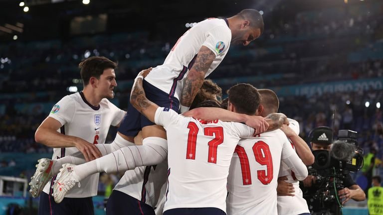 The English players celebrate Kane's goal.  Photo: AP