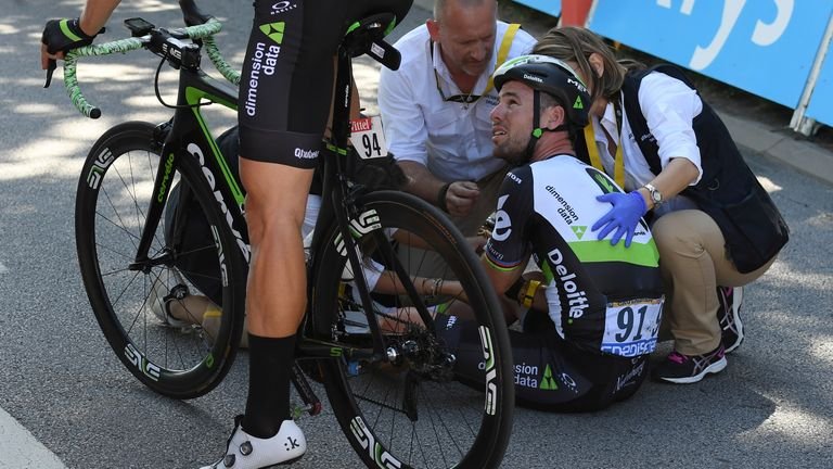 Cycling - The 104th Tour de France cycling race - Stage 4 of 207.5 km from Mondorf-les-Bains, Luxembourg to Vittel, France - July 4, 2017 - British rider Mark Cavendish of Dimension Data receives medical assistance after his accident near the finish line.  REUTERS / Stéphane Mantey / Swimming pool