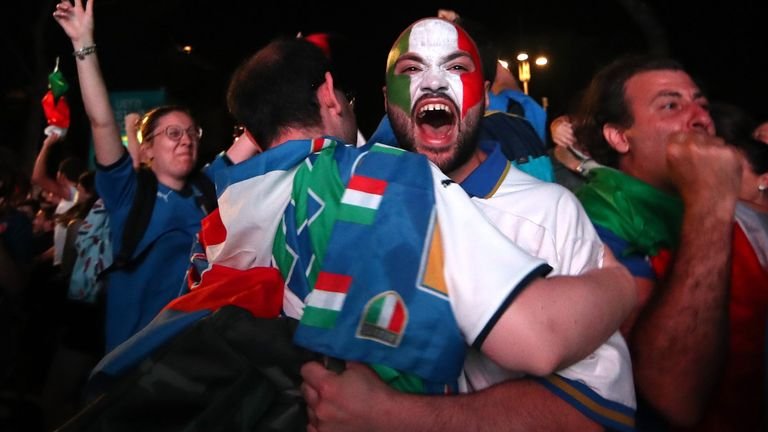 Soccer Football - Euro 2020 - Final - Fans Rally for Italy vs England - Rome, Italy - July 11, 2021 Italian Fans celebrate after winning Euro 2020 REUTERS / Yara Nardi