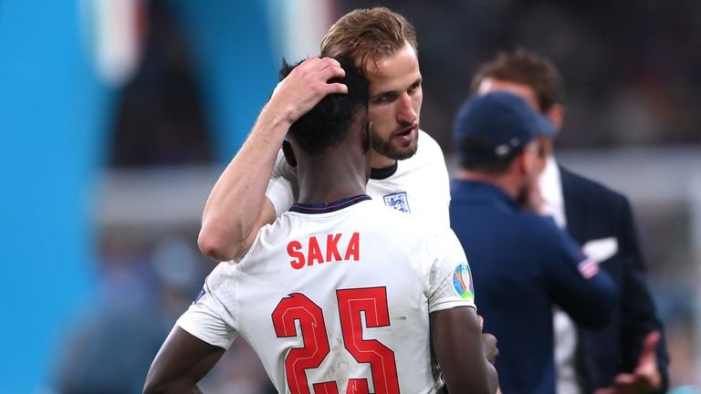 Soccer Football - Euro 2020 - Final - Italy v England - Wembley Stadium, London, Great Britain - July 11, 2021 England's Harry Kane with Bukayo Saka after the Pool match via REUTERS / Laurence Griffiths