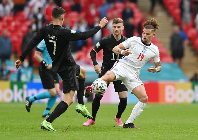 EVERY SECOND COUNT: England midfielder Kalvin Phillips fights for possession with Kai Havertz.  Image: Shaun Botterill / Getty Images