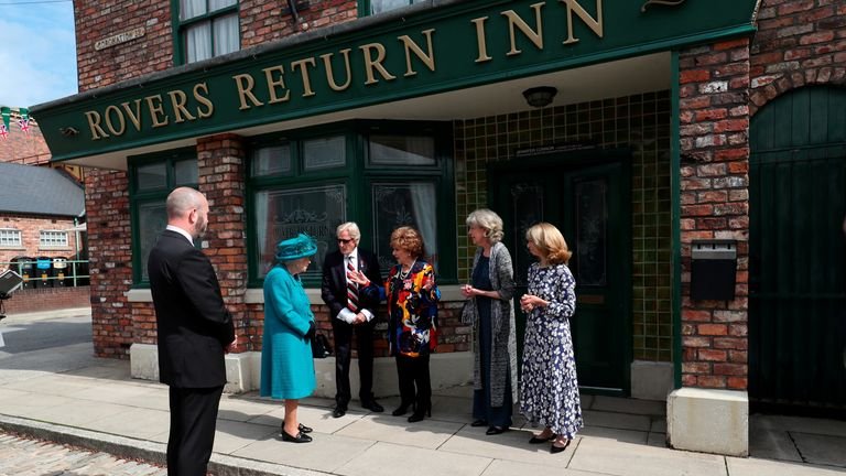 Queen Elizabeth II meets actors (left to right) William Roache, Barbara Knox, Sue Nicholls and Helen Worth, during a visit to the set of Coronation Street