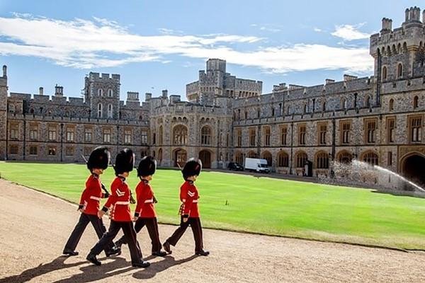 Times Series: Windsor Castle Coach Tour with Fish and Chips in London for Two.  Credit: Buygift