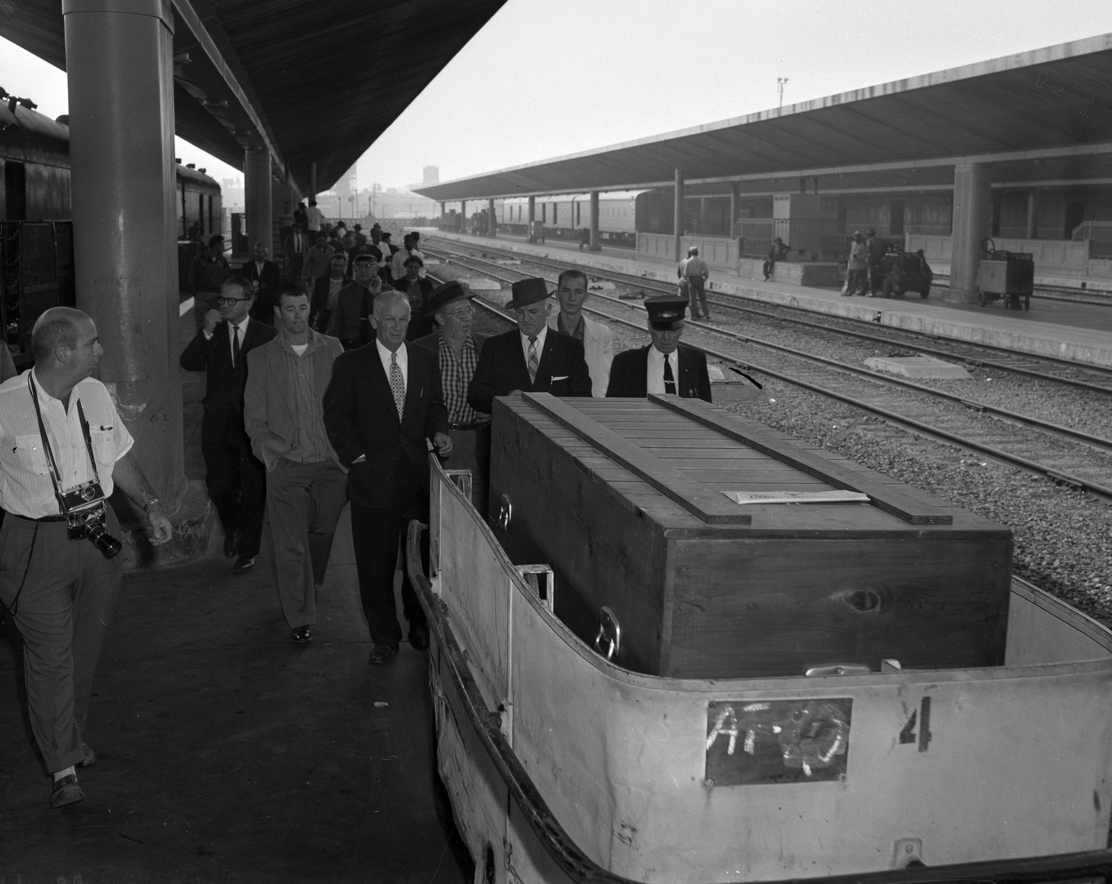 Coffin of Errol Flynns on the platform of Union Station in Los Angeles in 1959. In a dark suit and hat behind the coffin is Buster Wiles, double and friend of Flynns.  Photo: Los Angeles Times Archive