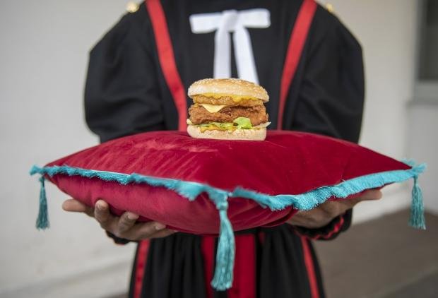 Times Series: The KFC Coronation Chicken Tower Burger will not contain raisins.  Photo: KFC/Deliveroo