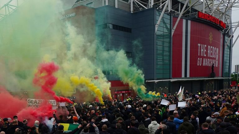 Manchester United fans let off flares as they protest against the Glazer family in 2021